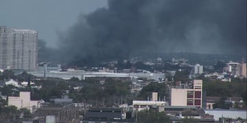 El humo por los vagones quemados se pudo percibir a varios kilómetros de distancia. Foto: La Voz
