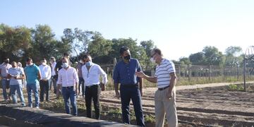 Capitanich, junto a productores de frutillas y representantes de la firma, en un sembradío del fruto.