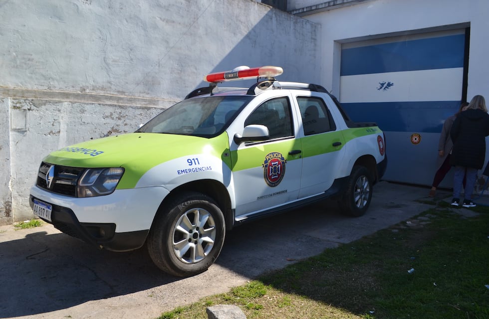 Entrega de nuevo móvil policial para el destacamento de bomberos en De La Garma