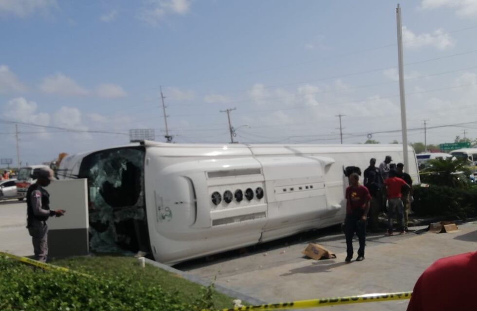 Murieron dos argentinas en el vuelco de un micro en Punta Cana y hay 13 heridos de gravedad