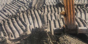 Utilizan maquinaria especializada para reforzar las defensas en la margen izquierda y cuidar la infraestructura vial.