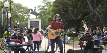 Ale Delbono, actuando en la Plaza 25 de Mayo