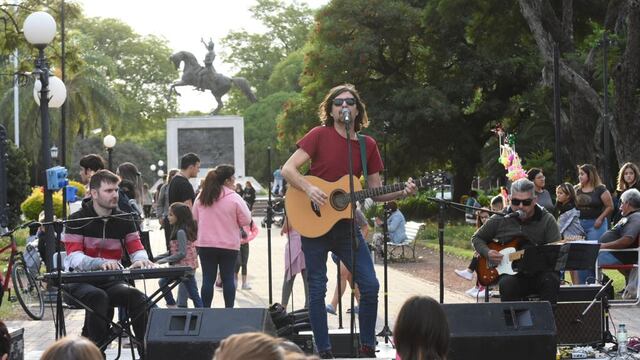 Ale Delbono, actuando en la Plaza 25 de Mayo