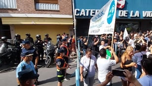 Fuerte custodia policial en la sede del gremio de la limpieza Soelsac.