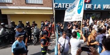 Fuerte custodia policial en la sede del gremio de la limpieza Soelsac.