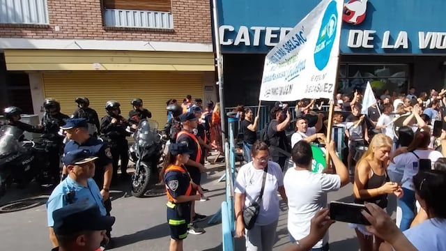 Fuerte custodia policial en la sede del gremio de la limpieza Soelsac.