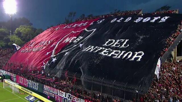 La popular sur del Estadio Marcelo Bielsa quedó cubierta por una bandera gigante.