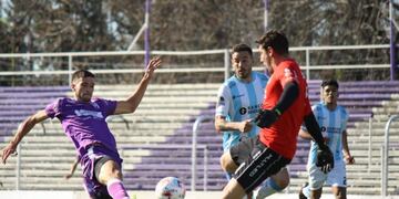 Lautaro Díaz supera a Guillermo Sara y convertirá el único gol del encuentro