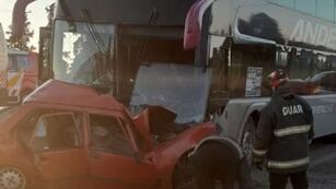 Un colectivo chocó contra un auto en Río Cuarto, Córdoba.