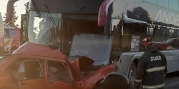 Un colectivo chocó contra un auto en Río Cuarto, Córdoba.