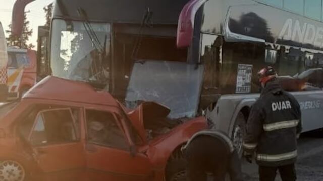 Un colectivo chocó contra un auto en Río Cuarto, Córdoba.