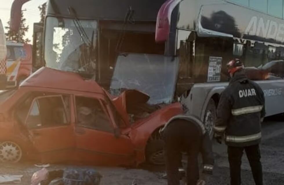Un colectivo y un auto chocaron de frente en Córdoba: dos muertos y un niño de 10 años herido