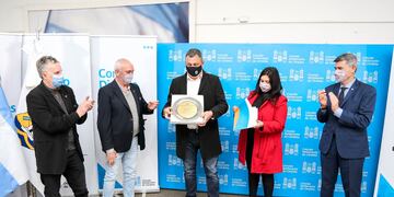 El viceintendente Daniel Passerini y el reconocimiento a Pablo Renzi, kinesiólogo de Talleres (La Voz).