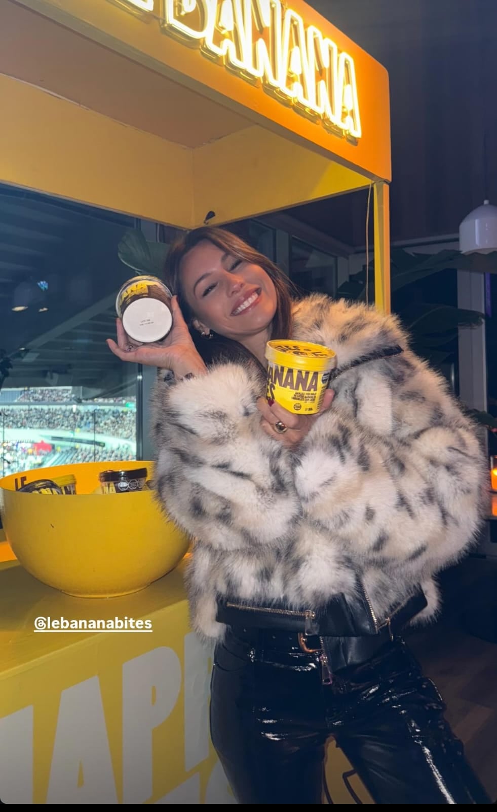 No suelta al invierno: Pampita posó con un minitapado de peluche combinado con un pantalón de charol y se adelantó a la tendencia del 2026