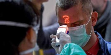 España cambiará el protocolo para tratar el coronavirus y lo considerará igual a una gripe común. (AP)