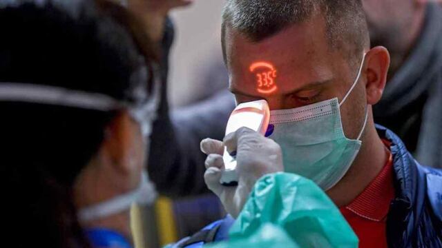 España cambiará el protocolo para tratar el coronavirus y lo considerará igual a una gripe común. (AP)