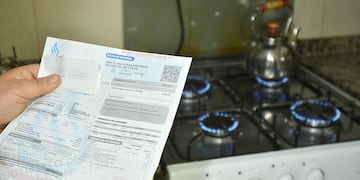 Hay nuevos aumentos en abril. Prepagas, gas, agua y combustibles son los que más suben.