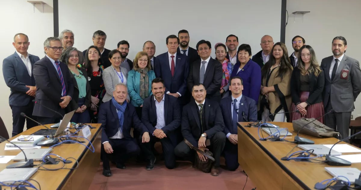 Las autoridades de Antofagasta y Jujuy, en una fotografía grupal al cierre de la fructífera jornada de trabajo en aquella ciudad trasandina.