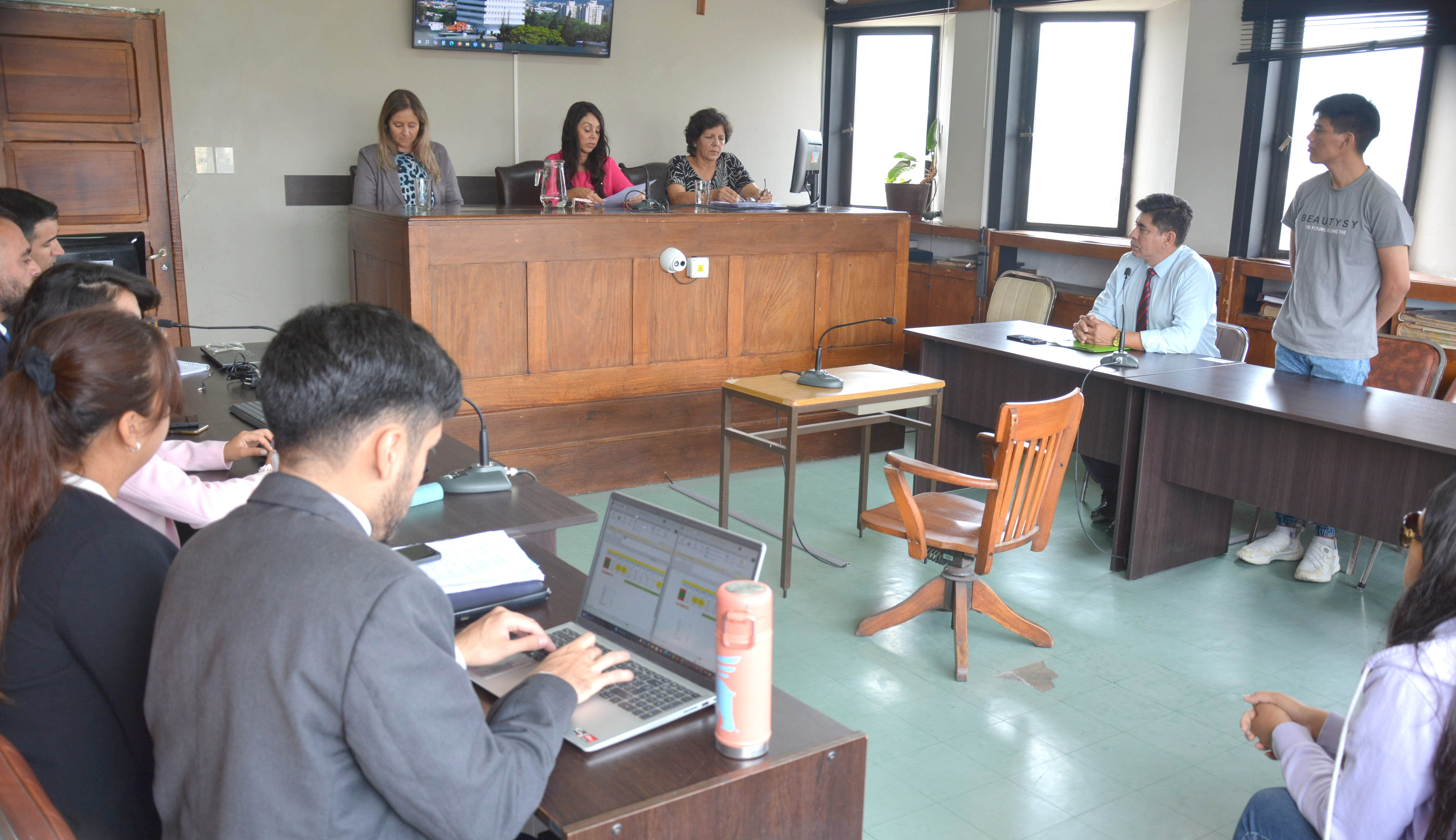 El tribunal integrado por las juezas María del Rosario Hinojo, Ana Carolina Pérez Rojas –al centro del estrado, presidenta de trámite-, y María Alejandra Tolaba, se pronunció condenando al femicida Adrián Ochoa a la pena de prisión perpetua.