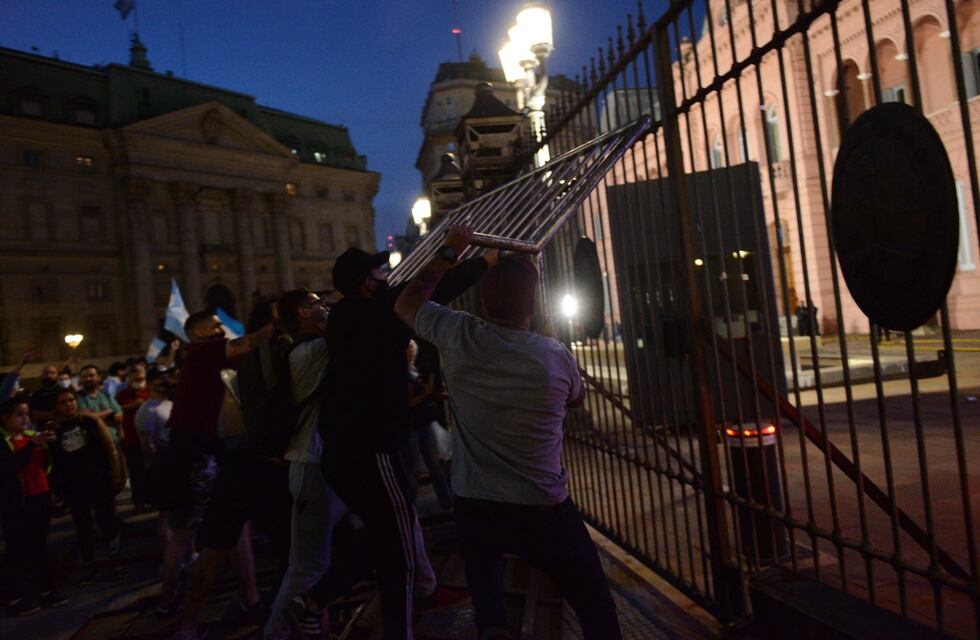 Protesta contra el Gobierno finaliza con incidentes frente a la Casa Rosada
