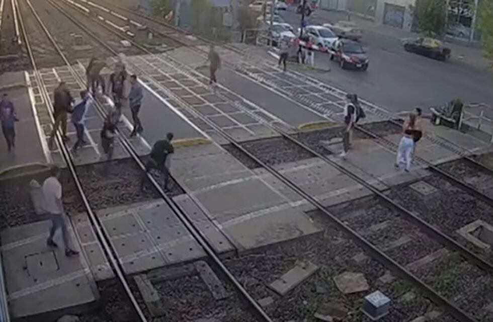Dos grupos de jóvenes estaban a la trompadas en las vías, y casi los arrolla el tren Sarmiento