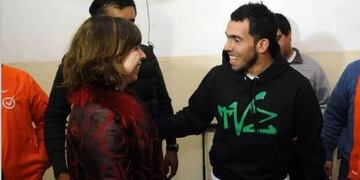 Batakis junto a Carlos Tévez.