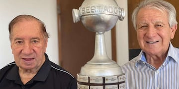 Carlos Pachamé le regaló una torta de la Copa Libertadores a Carlos Bilardo.