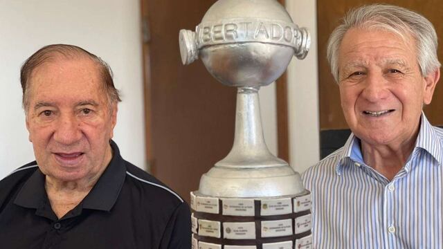 Carlos Pachamé le regaló una torta de la Copa Libertadores a Carlos Bilardo.