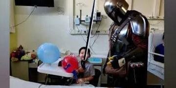 Con su disfraz de El Mandalorian, un neuquino acompaña a los niños de un hospital.