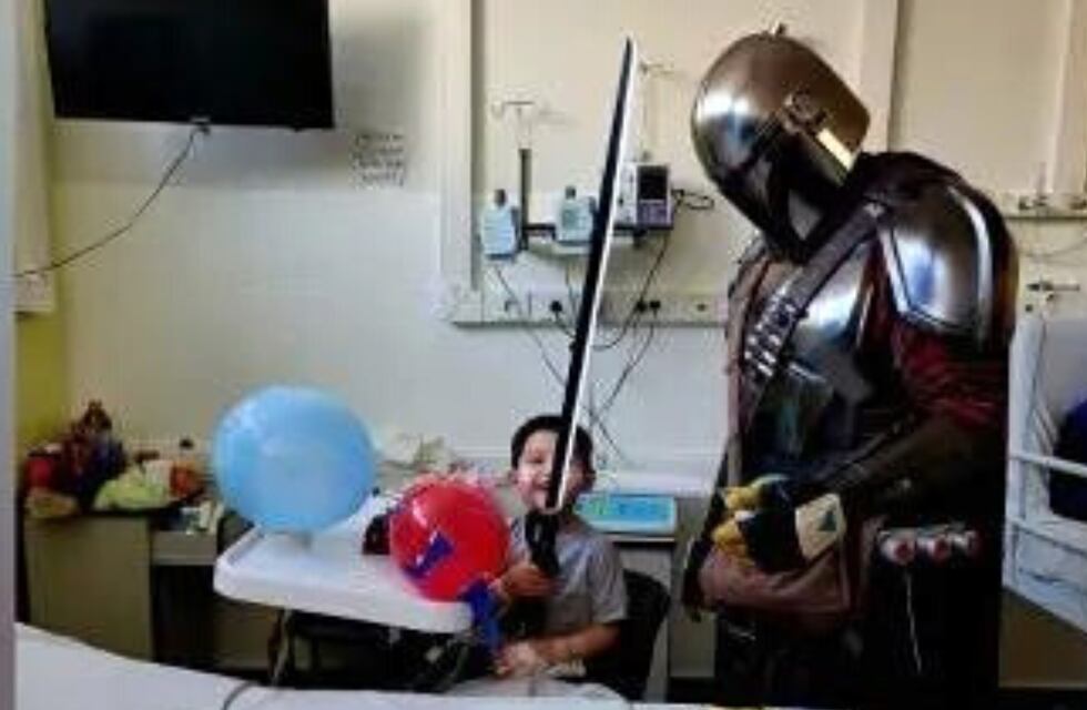 Un Mandalorian neuquino que acompaña a los niños de un hospital: quién está detrás del héroe intergaláctico