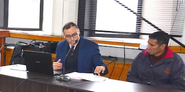 El defensor público penal Esteban Salinas Saguir argumenta a favor del acusado Ángel Gustavo Muratore, en busca de atenuar la pena por el homicidio de Babacar Diouf en Jujuy.