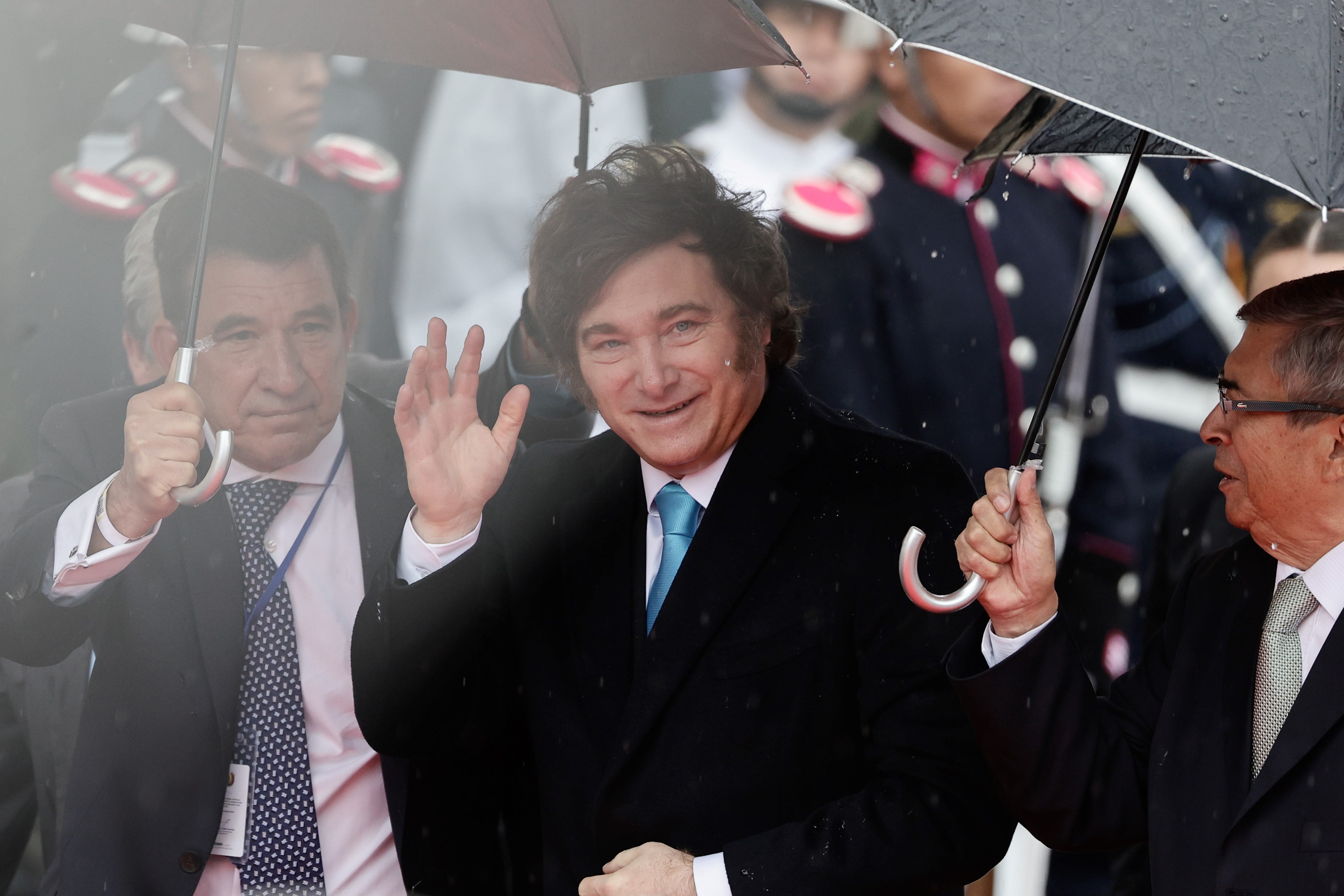 El presidente de la Argentina, Javier Milei, llega para asistir al acto de investidura del presidente electo de Bolivia, Rodrigo Paz Pereira este sábado, en la plaza Murillo en la capital La Paz (Bolivia). Esta es, además, su primera visita al país andino desde que llegó al Gobierno argentino.