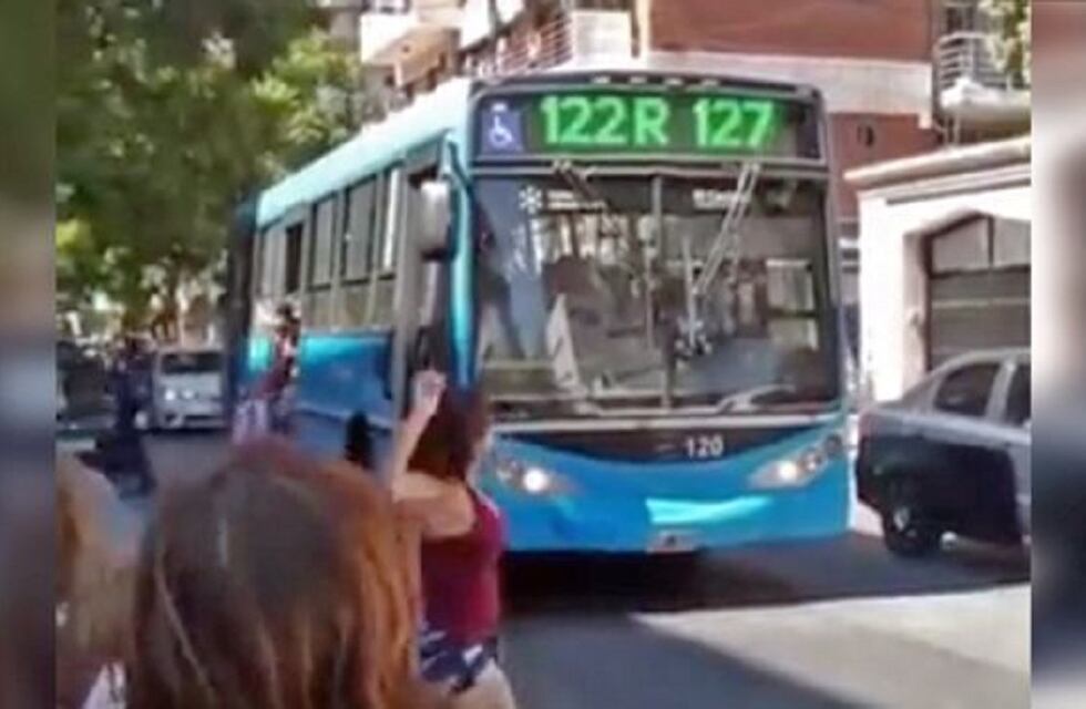 Filman a una mujer atacando a piedrazos un colectivo porque se demoró
