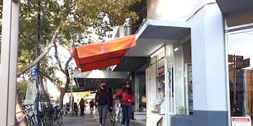 El centro comercial de General Alvear con escasa presencia de gente ante las restricciones que rigen en el departamento.
