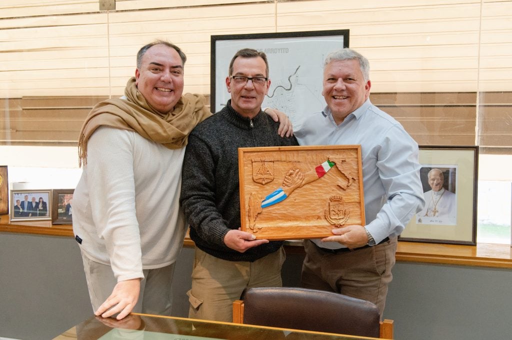 El artesano Néstor Lázaro realiza una obra de arte que será entregada a las autoridades de Verzuolo