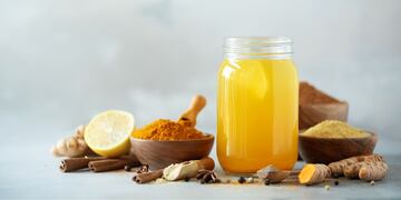 Estos son los beneficios de tomar cúrcuma con jugo de limón por la mañana.
