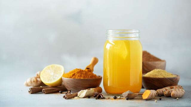 Estos son los beneficios de tomar cúrcuma con jugo de limón por la mañana.