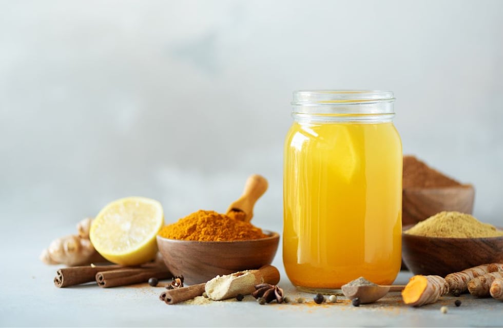 Estos son los beneficios de tomar cúrcuma con jugo de limón por la mañana