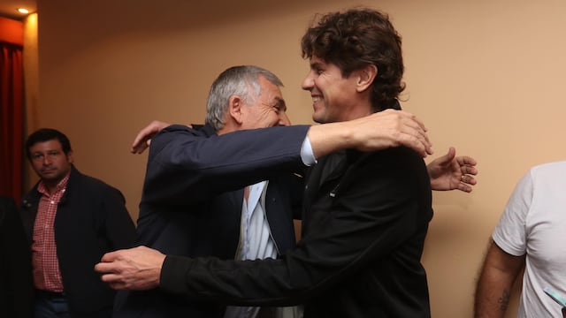 Gerardo Morales recibe las felicitaciones de Martín Lousteau en Jujuy el domingo a la noche, tras confirmarse el triunfo de los candidatos de Cambia Jujuy. "Quiero creer que (Mauricio Macri) no descalifica el triunfo del radicalismo en Jujuy", dijo el senador radical.