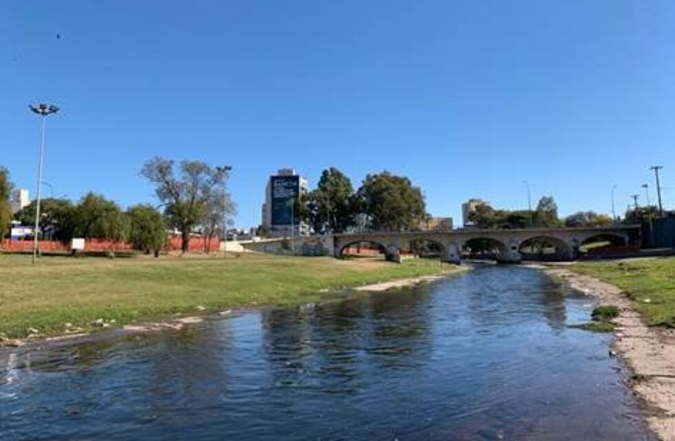 Abandonó a sus hijos en un hotel y desapareció: la encontraron bajo un puente en Córdoba
