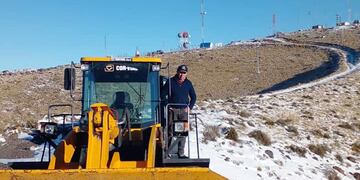 Con dos máquinas pesadas de Vialidad Provincial se trabajó en dejar habilitados los accesos a los cerros Arco de Las Heras y Diamante de San Rafael. Gentileza Gobierno de Mendoza