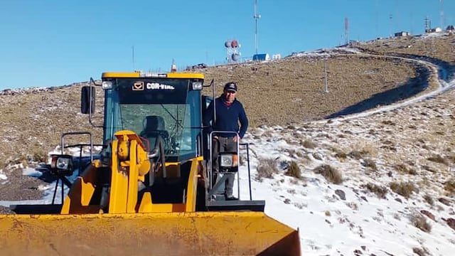 Con dos máquinas pesadas de Vialidad Provincial se trabajó en dejar habilitados los accesos a los cerros Arco de Las Heras y Diamante de San Rafael. Gentileza Gobierno de Mendoza