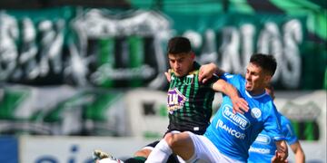 Ruiz Gómez gana con la pierna derecha para marcar el segundo gol de Belgrano ante Nueva Chicago. (Federico López Claro / La Voz)