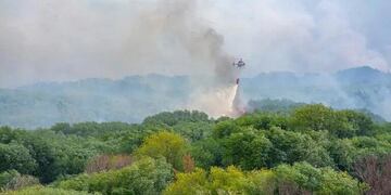 De momento, el incendio desatado en El Hoyo fue contenido.