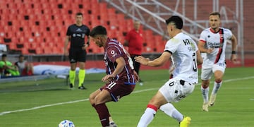 El Bodeguero salió a la cancha con una camiseta alternativa.