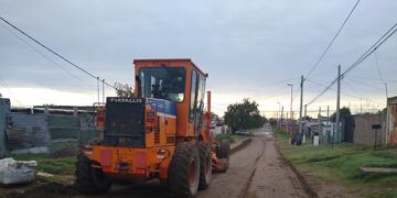 Trabajos de mantenimiento de calles de tierra en diferentes barrios de la ciudad
