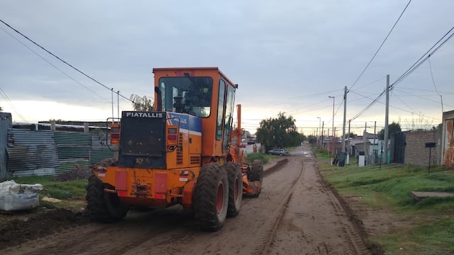 Trabajos de mantenimiento de calles de tierra en diferentes barrios de la ciudad