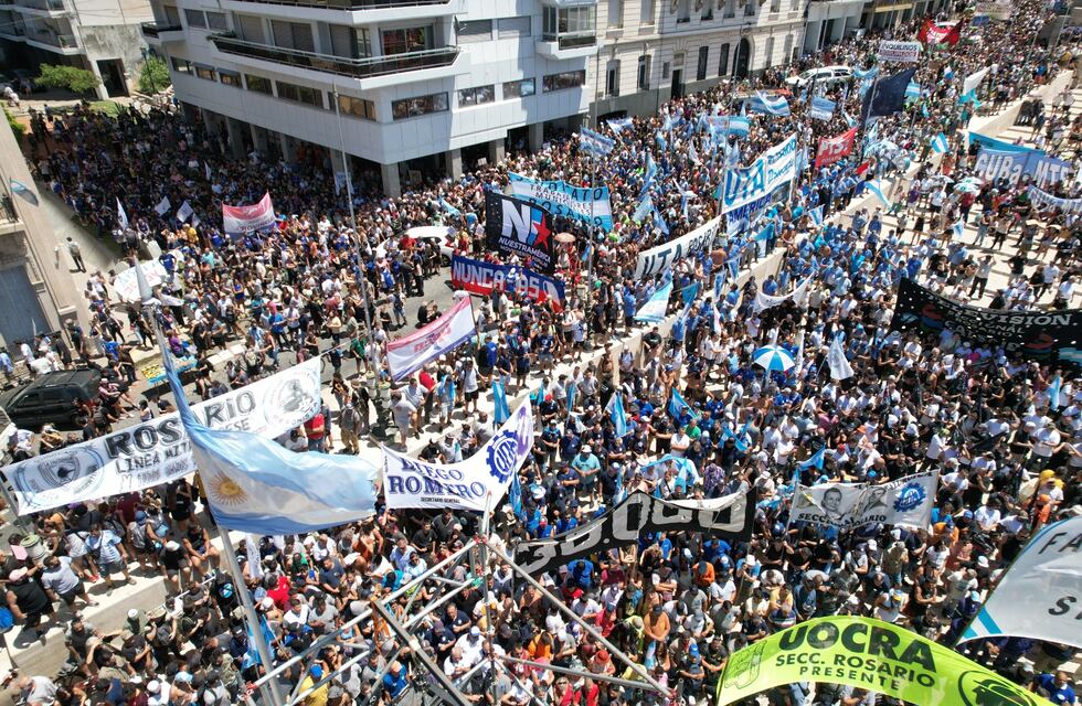 Multitudinaria convocatoria en Rosario para protestar por las medidas económicas de Javier Milei