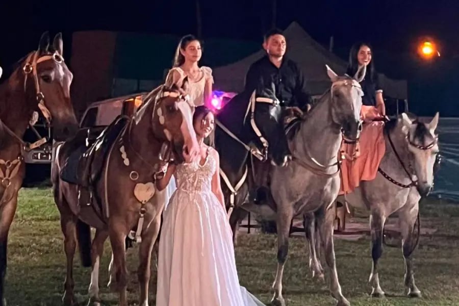 Tradición y amor: una novia entrerriana llegó a la iglesia a caballo para dar el “sí”.