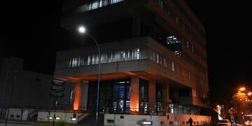 El edificio de la Municipalidad de Rafaela, iluminado de naranja, para concientizar sobre el TDAH